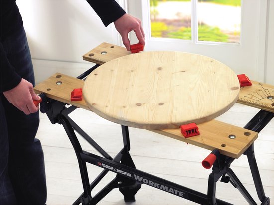 Zwarte BLACK+DECKER Workmate werkbank met ronde houten plank, vastgezet met rode klemmen.