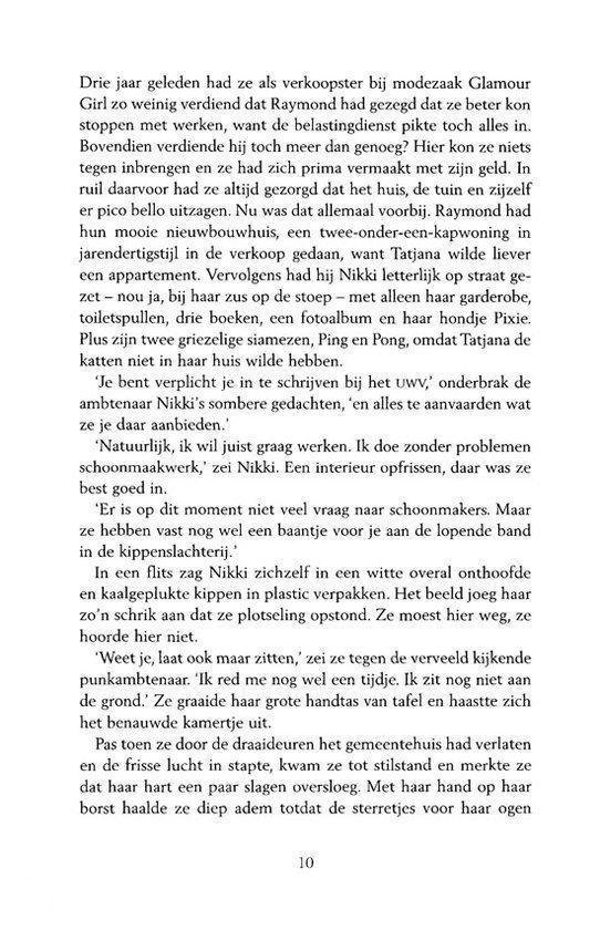 Een vrouw met blond haar, gekleed in een flitsende witte overal, kijkt naar een schilderij.