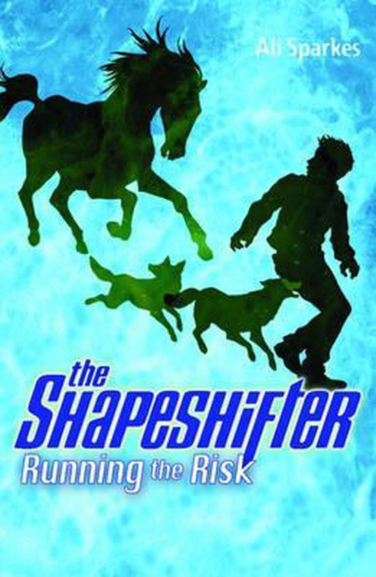 Boekomslag: Silhouetten van een rennend paard, twee honden en een jongen tegen een blauwe, waterachtige achtergrond. De titel is 'the SHAPESHIFTER Running the Risk' door Ali Sparkes.