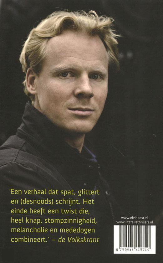 Close-up van een man met blond haar en een zwarte jas.