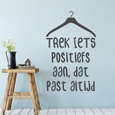 Muursticker "Trek iets positiefs aan dat past altijd" sticker | zwart