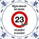 Verjaardag Tegeltje met Spreuk (23 jaar): bij jou duurde het slechts 23 jaar om perfect te worden + Cadeau verpakking & Plakhanger