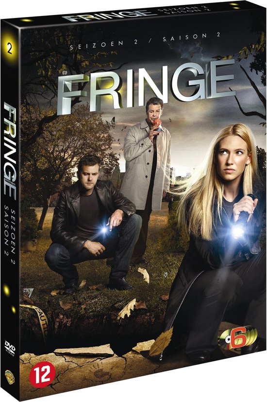 DVD-hoes met drie personen, waaronder een blonde vrouw met een zaklamp.