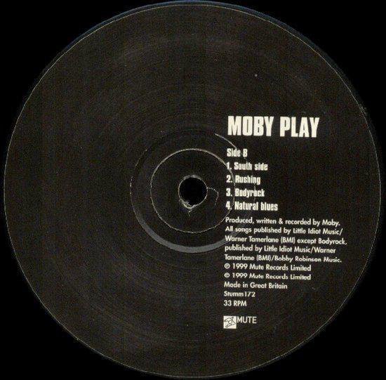 Zwart platenspelerlabel van Moby Play met tracklist.