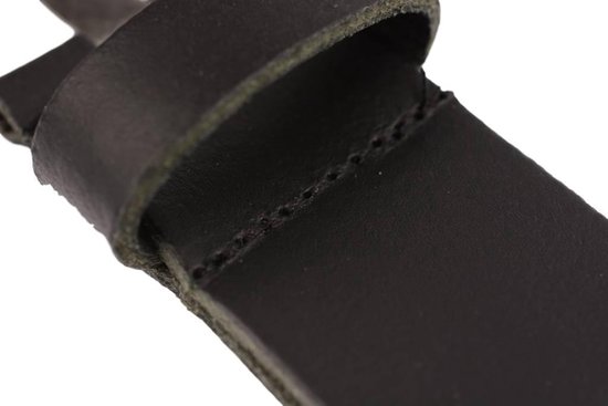 Close-up van de stiksels op een zwarte leren riem.