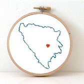 Bosnië en Herzegovina borduurpakket  - telpatroon om een kaart van Bosnië te borduren met een hart voor Sarejevo - geschikt voor een beginner