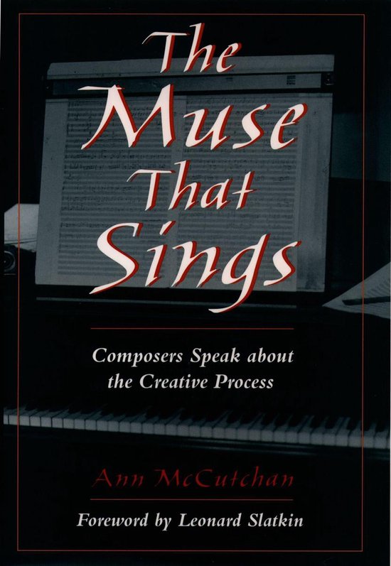 Boekomslag: The Muse That Sings, met bladmuziek op een pianostandaard tegen een zwarte achtergrond.