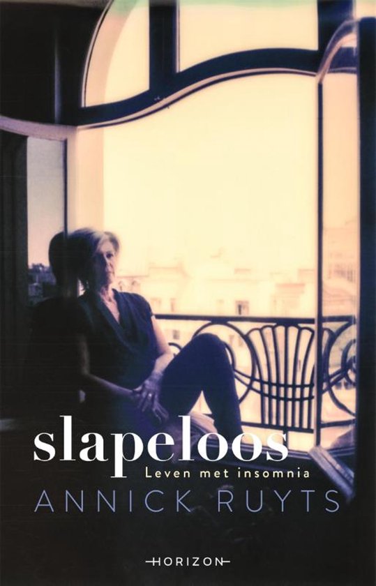 Boekcover met een vrouw zittend bij een raam met uitzicht op een balkon. Tekst: "slapeloos" "Leven met insomnia" "ANNICK RUYTS".