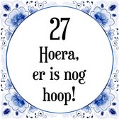 Verjaardag Tegeltje met Spreuk (27 jaar: Hoera! Er is nog hoop! 27! + cadeau verpakking & plakhanger