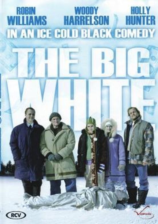 Vijf personen staan op besneeuwde grond voor de film "The Big White". Twee mannen liggen op de grond, één met een laken.