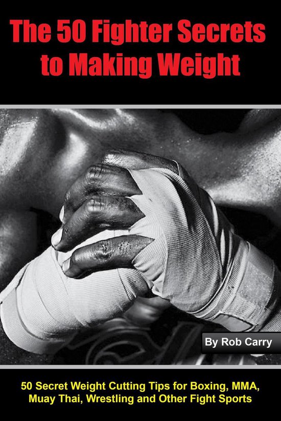 Couverture de livre : 'The 50 Fighter Secrets to Making Weight' par Rob Carry avec une photo en noir et blanc de mains bandées.