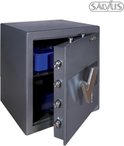 Grijze Salvus kluis met open deur, zilverkleurig handvat met V-vormig accent en cijferslot. Binnenin blauwe opbergbakjes.
