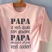 Baby Rompertje roze meisje met tekst cadeau eerste vaderdag | papa is net zoals een gewone papa maar dan veel cooler | lange mouw | roze met grijs | maat 86/92 | mooiste cadeautje