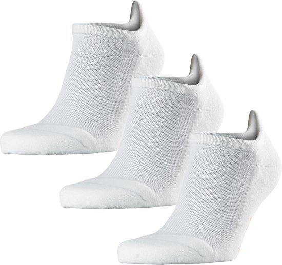 Drie witte Falke sneakersokken met textuur en witte hiel.