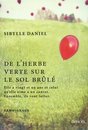 Omslag De l'herbe verte sur le sol brûlé