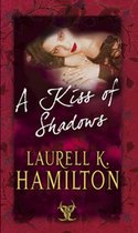 Boek cover A Kiss Of Shadows van Laurell K Hamilton