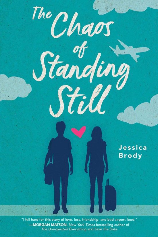 Boekcover met de titel 'The Chaos of Standing Still' in sierlijke letters. Twee silhouetten van een man en een vrouw staan tegenover elkaar met een hart ertussen. Een vliegtuig en wolken zijn zichtbaar.