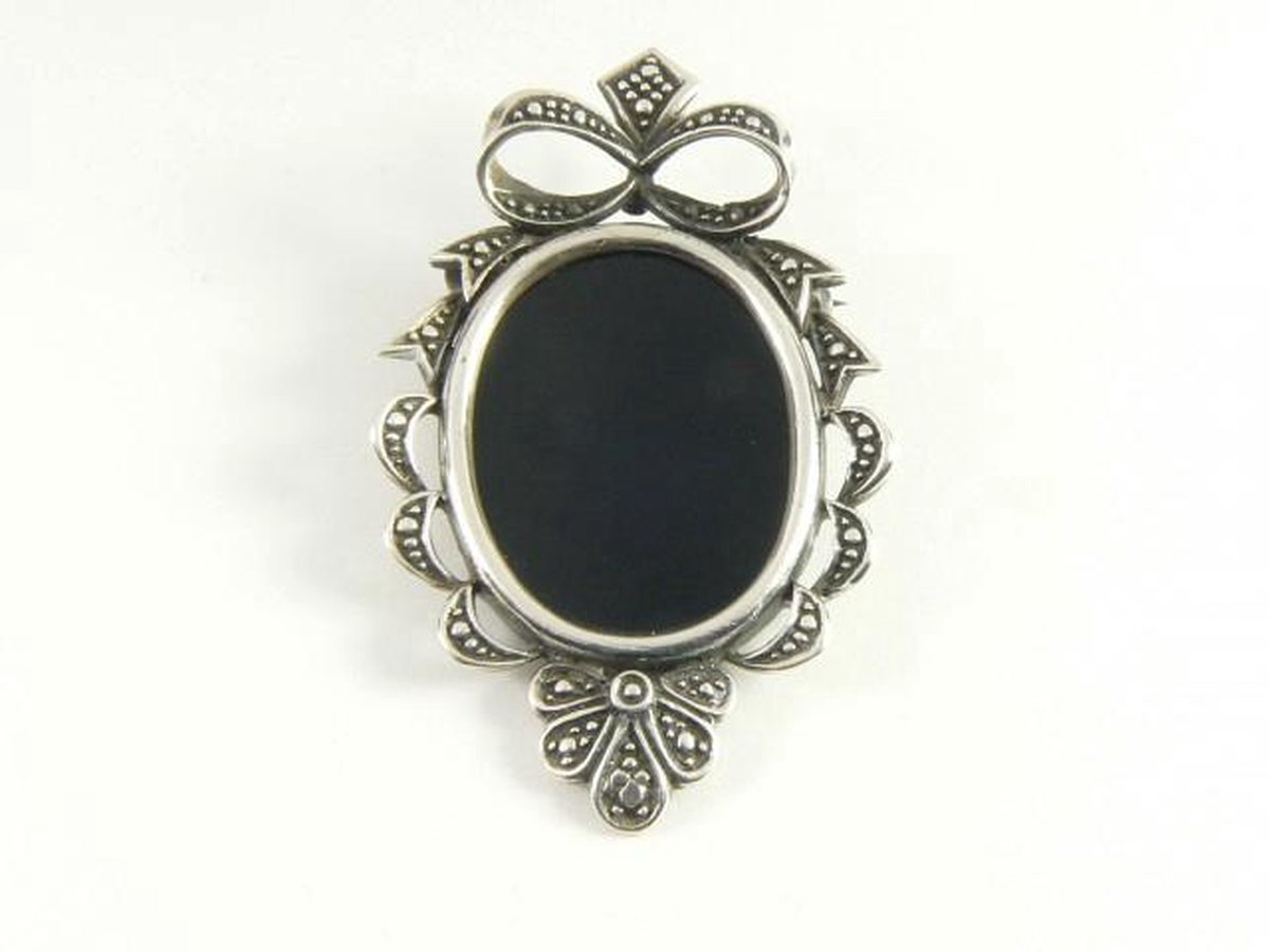 Bewerkte zilveren broche met onyx