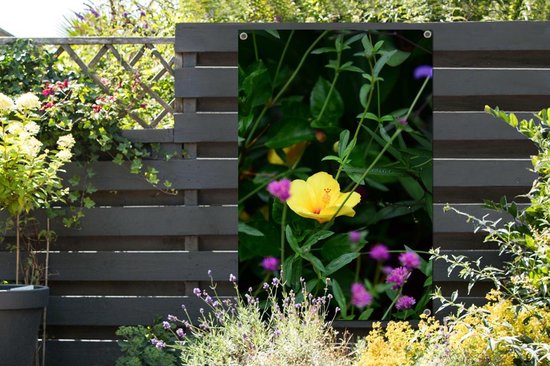 Tuinposter 120x180 cm - Tuindecoratie Teunis bloem tussen de groene planten - Poster voor in de tuin - Buiten decoratie - Schutting tuinschilderij - Tuindoek muurdecoratie - Wanddecoratie balkondoek