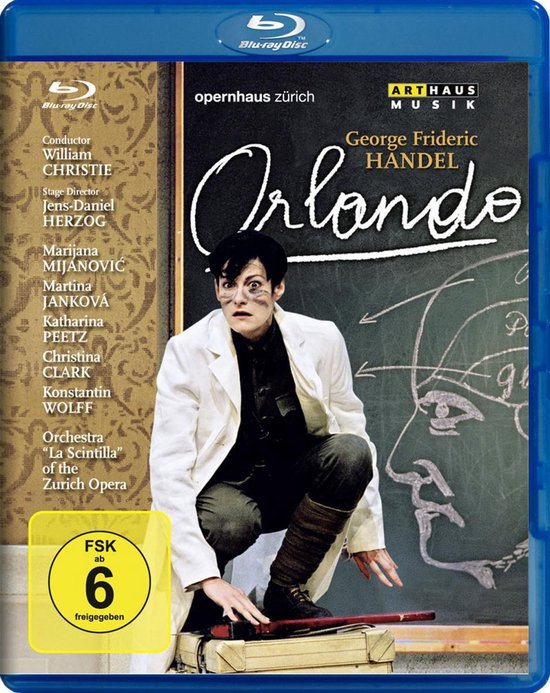 Blu-ray hoes "Orlando" van George Frideric Handel, met "operahuis zürich". Marijana Mijanović als Orlando in wit jasje, donkere kleding en kousen.