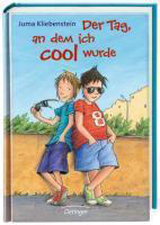 Boekcover met de titel 'Der Tag, an dem ich cool wurde'. Twee jongens staan rug aan rug, een met blauwe zonnebril op en een met een zonnebril in de hand.