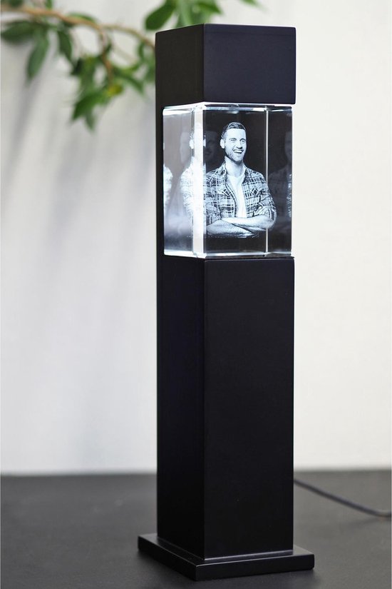 Dimensions de la photo 3D: 90 x 60 x 60 mm debout avec une belle colonne de lumière noire