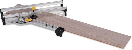 Zilverkleurige verstekbasis met gele accenten, met een laminaatplank in de gele klem.