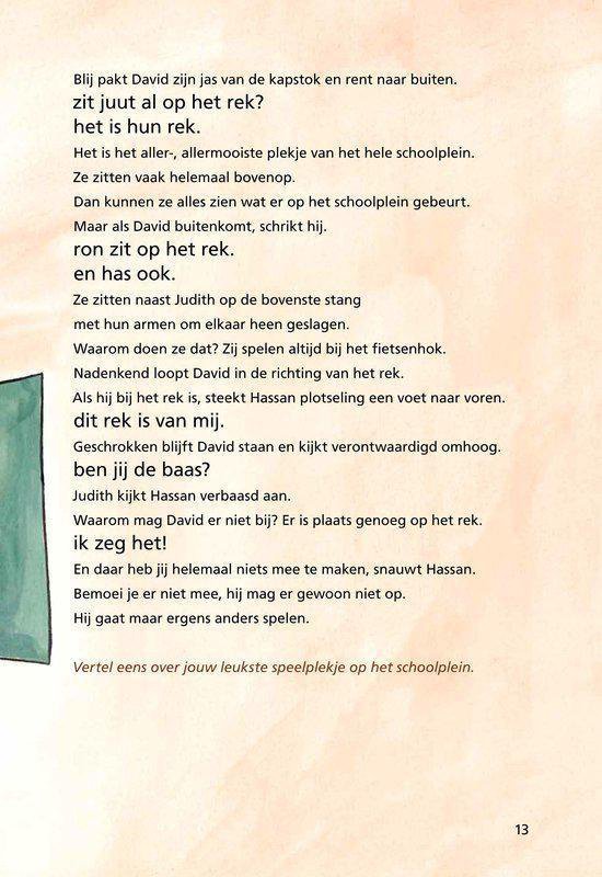Kinderen bij een fietsenhok, jongen met blond haar kijkt verbaasd.