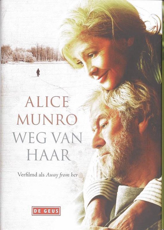 Een close-up van een ouder stel, de vrouw leunt op de schouder van de man. Op de achtergrond een winterlandschap.
