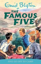 Boekomslag met de titel 'The Famous Five: Five Go Off To Camp'. Een groep van vijf kinderen en een hond zitten buiten.