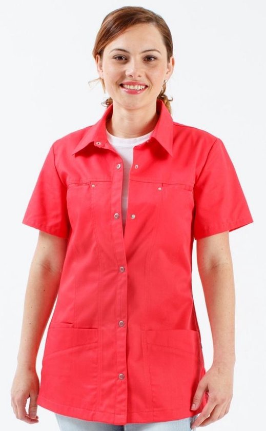 Rode blouse met korte mouwen, twee borstzakken en twee steekzakken. Model met open kraag.