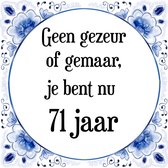 Verjaardag Tegeltje met Spreuk (71 jaar: Geen gezeur of ge maar, je bent nu gewoon 71 jaar + cadeau verpakking & plakhanger