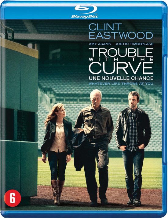 Clint Eastwood, Amy Adams en Justin Timberlake lopen op een honkbalveld. Clint Eastwood, Trouble With The Curve.
