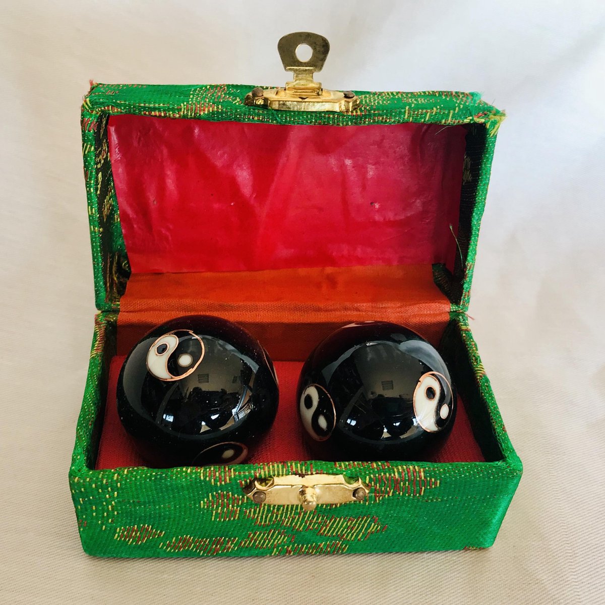 Goedkoopste Meridiaankogels met zwarte Yin Yang motief 3.5cm van cloisonne (een techniek van emailleren