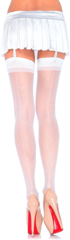 Model met witte jarretel kousen met naad aan de achterkant en een witte geplooide rok. Beige pumps.