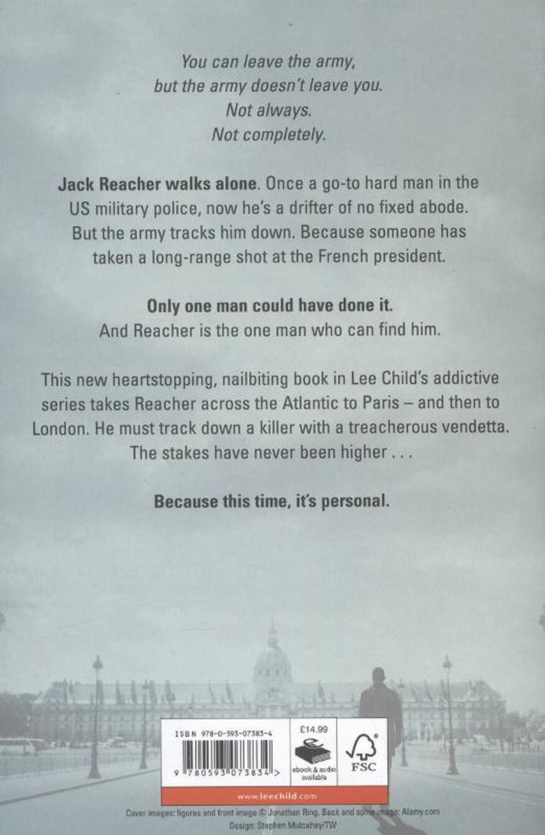 Achterkant boek met tekst over Jack Reacher en de titel 'Personal'. Een man staat op een brug met Parijs op de achtergrond.