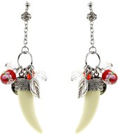 Oorbellen zilver-kleur met rode hangers en tand