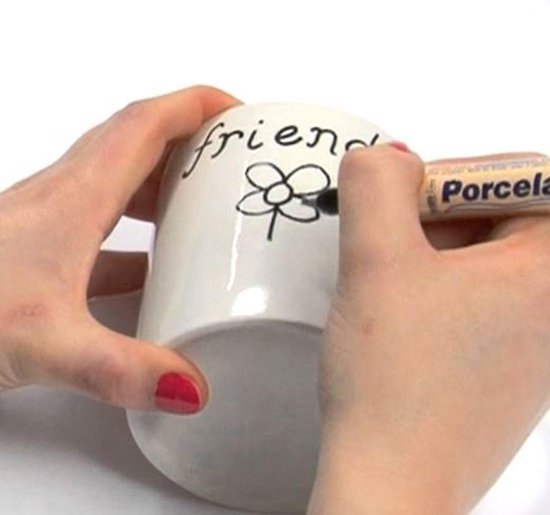 Mug en porcelaine blanche avec une fleur et "friend" à l'encre noire.