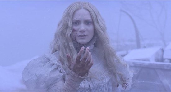 Vrouw met lang blond haar, bleke huid en witte jurk, met bloed op haar handen en gezicht, in een besneeuwde omgeving.