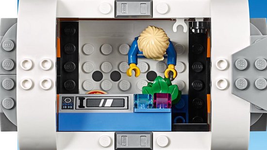 Binnenkant van een LEGO ruimteschip module met blonde astronaut, groen plantje en een console.