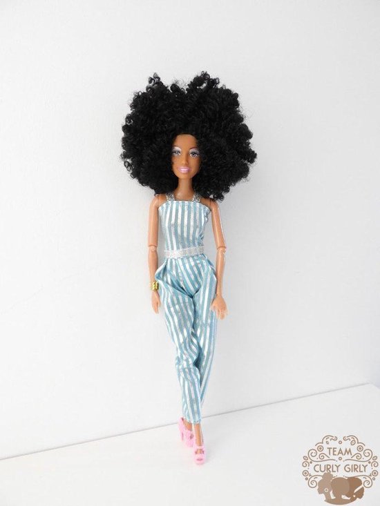 Evacuatie wit Zeebrasem Bruine barbie pop met afro krullend haar - Nayla - Bruine pop met zwarte  krullen -... | bol.com