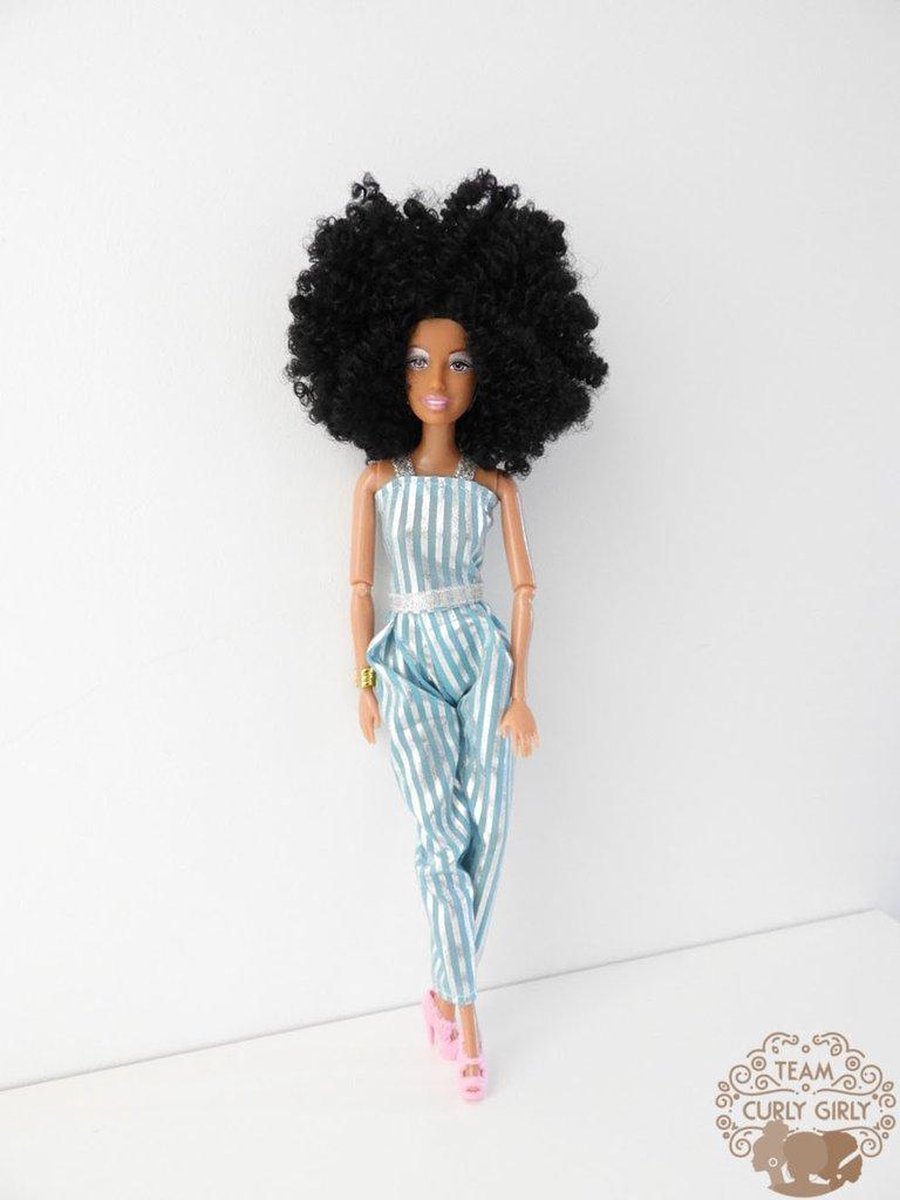 Bruine barbie pop met afro krullend haar - Nayla - Bruine pop met zwarte krullen | bol.com