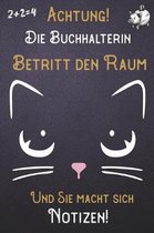 Achtung! Die Buchhalterin betritt den Raum und Sie macht sich Notizen