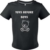 Baby shirtje zwart "Toys before boys" Beer maat 6 mnd