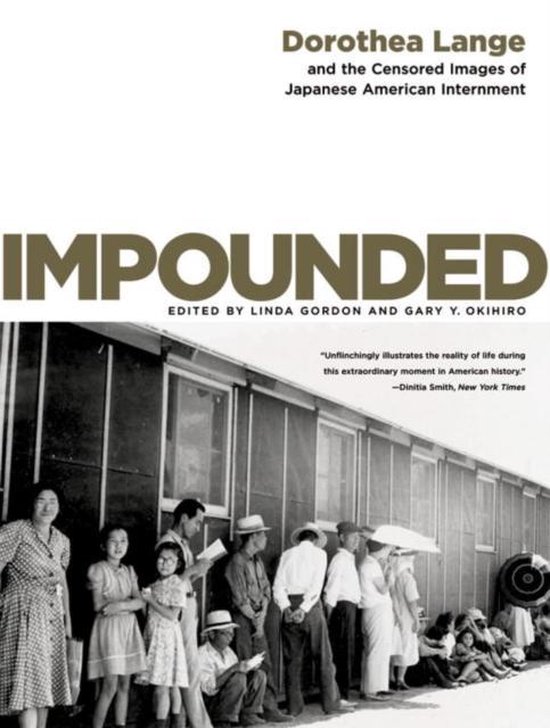 Boekomslag: "IMPOUNDED" Dorothea Lange en de Gecensureerde Beelden van Japanse Amerikaanse Internering. Groep mensen staat voor barakken.