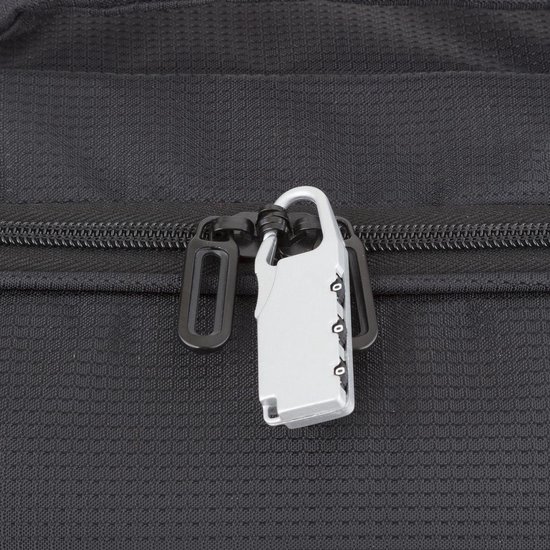 Sluiting met cijferslot op een zwarte zachte handbagage koffer.