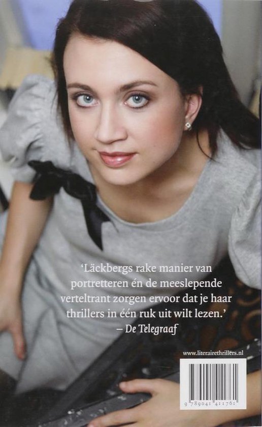 Vrouw met blauwe ogen en donker haar, draagt een grijze jurk met pofmouwen en een strik. Achterkant boek met tekst.