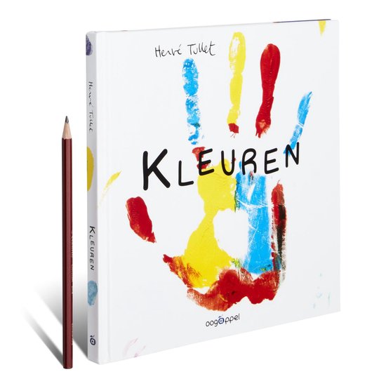 Een boek met witte kaft en handafdrukken in rood, geel en blauw, naast een rood potlood.