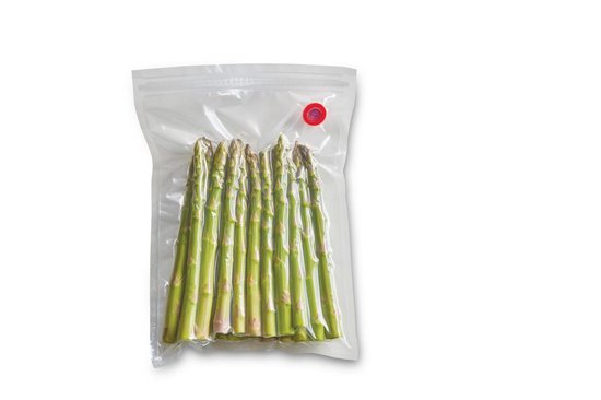 Un sac sous vide contenant des asperges vertes. Le sac a une valve rouge et est scellé hermétiquement.