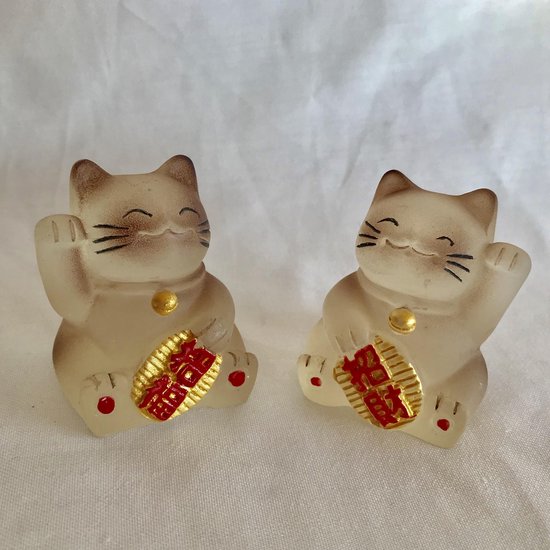 Geluksbrenger Japanse gelukskat-Het geluks katje "maneki neko." set van 2 stuks 3.8x3.8x4.8cm resin handgeschilderde bruine kleur katten.